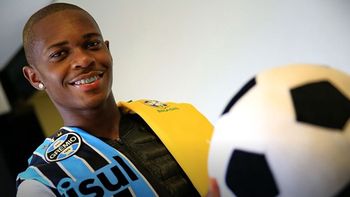 futbolista tiene 16 anos y no le creen futbolista tiene 16 anos y no le creen