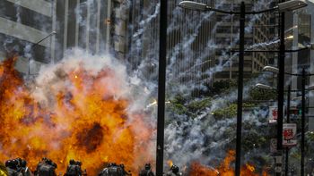Una explosión en medio de varios policías motorizados este domingo 30 de julio de 2017, en inmediaciones de la Plaza Altamira de Caracas. Una explosión en medio de varios policías motorizados este domingo 30 de julio de 2017, en inmediaciones de la Plaza Altamira de Caracas.