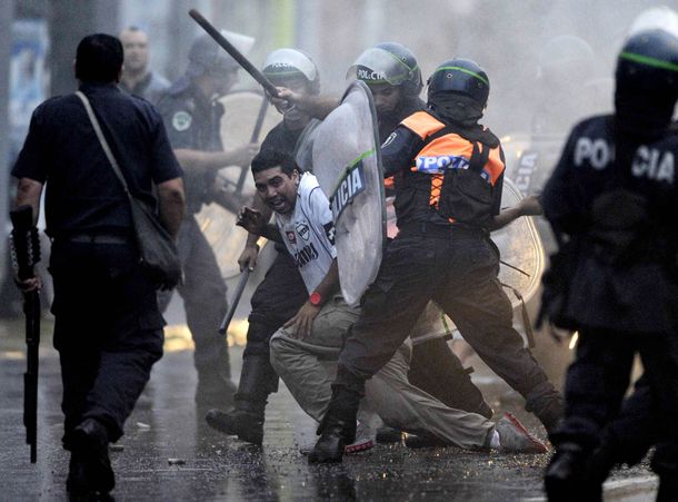 Sigue la violencia: 50 barras de Quilmes fueron detenidos