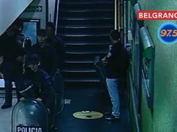 vigiladores privados impiden con un piquete en las vias que funcione la linea d vigiladores privados impiden con un piquete en las vias que funcione la linea d