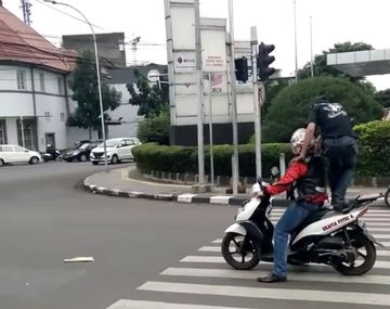Le pasó por arriba por estar esperando sobre el cruce peatonal