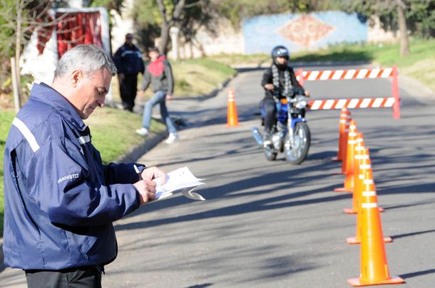 La Plata: no le renovarán el registro al motociclista que tiene multas impagas