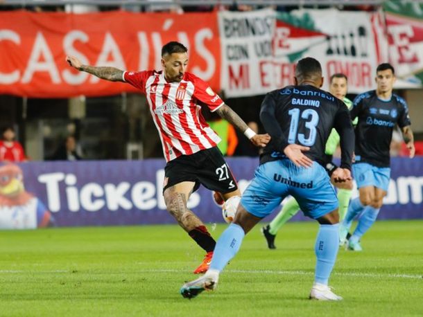 Estudiantes, con uno más, perdió 1-0 ante Gremio en La Plata
