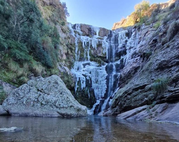 Turismo extremo: dónde buscar cascadas congeladas en Córdoba