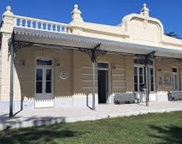 El pueblo cerca de la ciudad y que tiene pocos habitantes