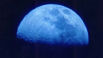 creen que la luna es un desprendimiento de la tierra