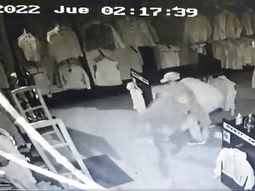 En diez minutos, delincuentes vaciaron un local de ropa