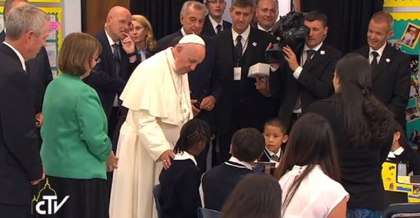 El encuentro del Papa con un nene argentino en una escuela de Harlem