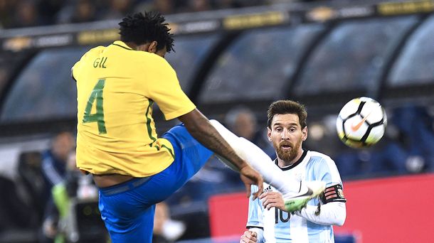 Messi contra Brasil: no le pegó al arco y fue el argentino que más faltas hizo