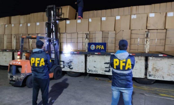 La Policía Federal incauto un camión cargado con 120 kilos de tabaco de contrabando