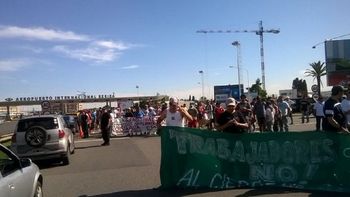 caos en el acceso al aeropuerto de ezeiza por un piquete caos en el acceso al aeropuerto de ezeiza por un piquete