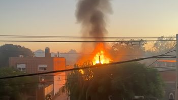 incendio y explosion de un deposito en mariano acosta: estan volando garrafas incendio y explosion de un deposito en mariano acosta: estan volando garrafas