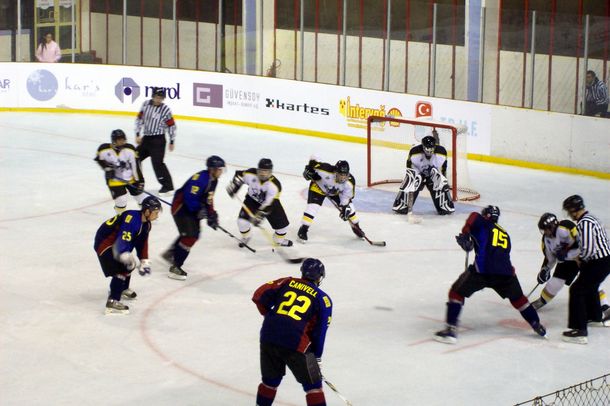 Insólito: en una pelea de la NHL, ¡se pegó a sí mismo!