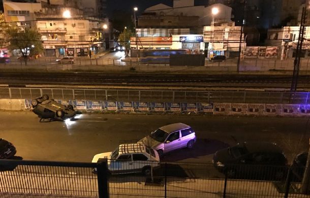 Triple choque y vuelco dejó dos heridos en Ramos Mejía