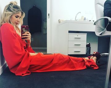 Guillermina Valdes espera en pijama Tinelli en el camarín de Showmatch