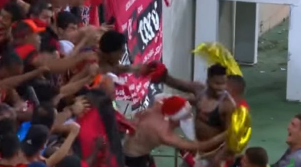 El momento en el que el hincha se apropia de la camiseta