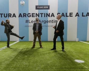 Manguel no se halló a gusto con la decoración del stand de Argentina en la Filbo 2018