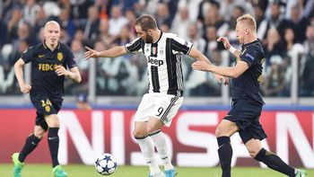 Gonzalo Higuaín en acción, ante la marca de dos rivales Gonzalo Higuaín en acción, ante la marca de dos rivales