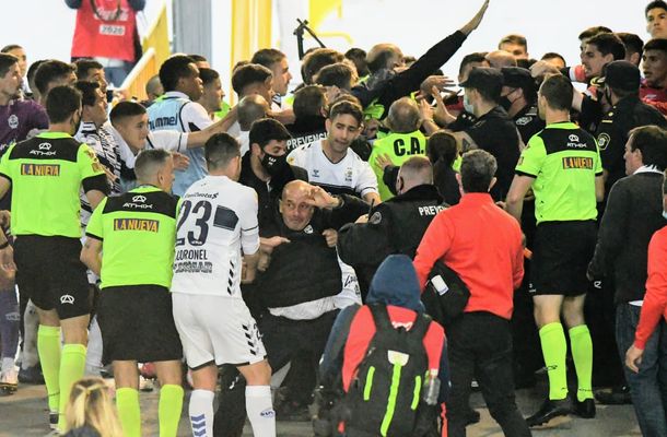 Fotos y videos a las piñas tras el Gimnasia  Newells