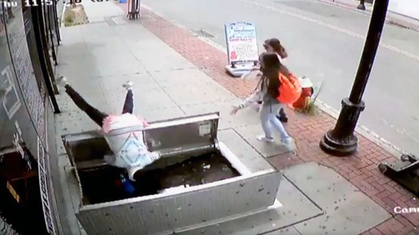 Mirá cómo se cayó una mujer en un pozo por mirar el celular