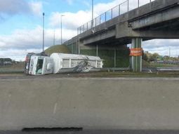Derrame de etanol en la BS.AS.-La Plata por el vuelco de un camión