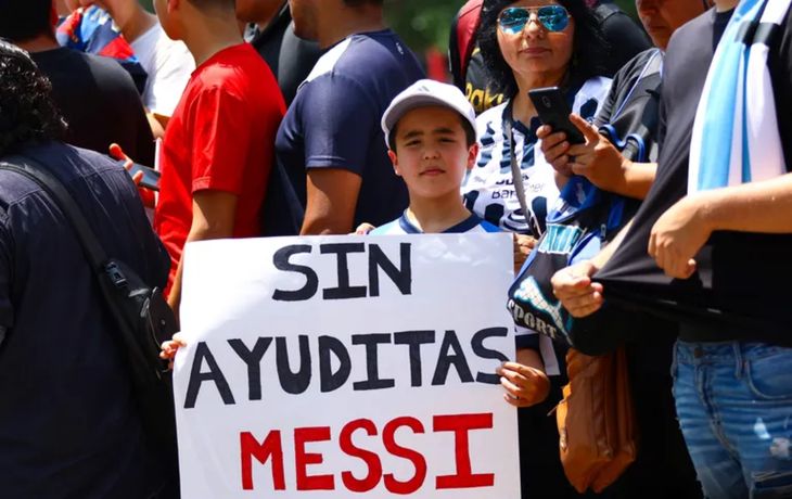 El cartel contra Messi en Monterrey que generó la bronca de Luis Suárez