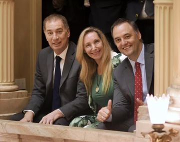 La primera plana del Gobierno salió a deslomarse para bancar a Adorni por su viaje a Nueva York