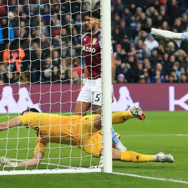 El insólito blooper del Dibu Martínez en la derrota de Aston Villa
