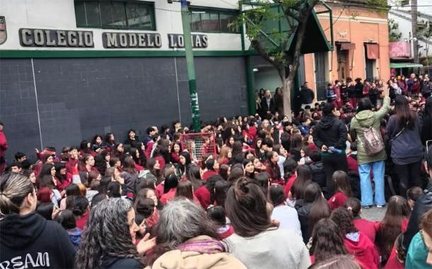 La comunidad educativa realizó una protesta frente al colegio de Lomas de Zamora.