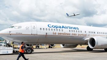 escandalo en el avion: la insolita frase que le habria dicho el hombre a su esposa cuando era detenido