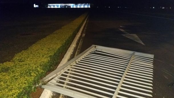 Así quedaron las rejas tras el ataque a la residencia presidencial de Brasil