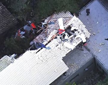 Cayó un helicóptero sobre una casa