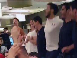 Buenos perdedores: pese a la derrota, la selección francesa terminó cantando