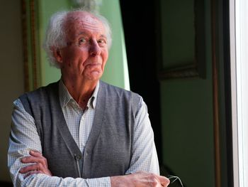 Roger-Pol Droit critica los métodos modernos que prometen felicidad rápida.