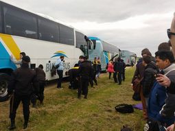 acoso policial: asi revisaron a los hinchas de boca cuando llegaban a uruguay acoso policial: asi revisaron a los hinchas de boca cuando llegaban a uruguay