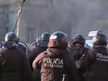 Incidentes en Plaza de Mayo mientras fans de Indio Solari despedían al músico.