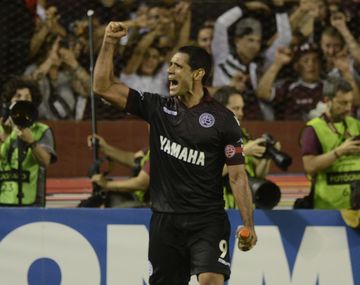 Pepe Sand celebra uno de sus goles