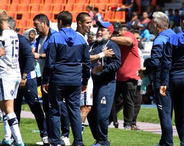 El primer festejo de Diego Maradona como entrenador de Gimnasia