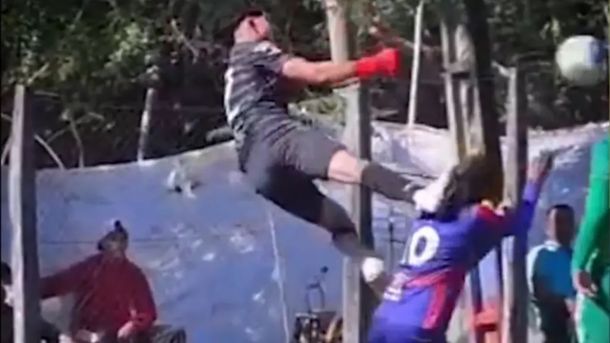 Patada criminal en Paraguay: arquero voló con los pies contra un rival y el árbitro cobró a su favor