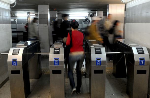 Metrodelegados dejan pasar gratis a pasajeros en la estación Constitución