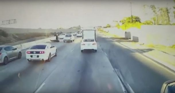 VIDEO: Iba en la moto, una camioneta lo chocó y él se paró y se le tiró arriba