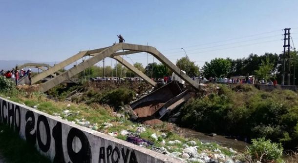 Tucumán: se derrumbó un puente y quedó un camión atrapado