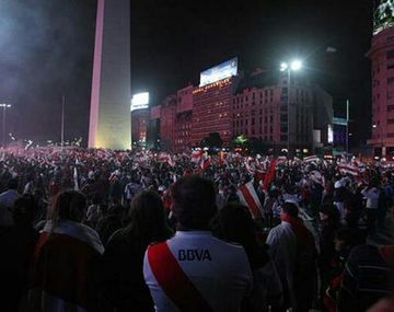 Ni siquiera la lluvia pudo empañar el festejo de River en el Obelisco