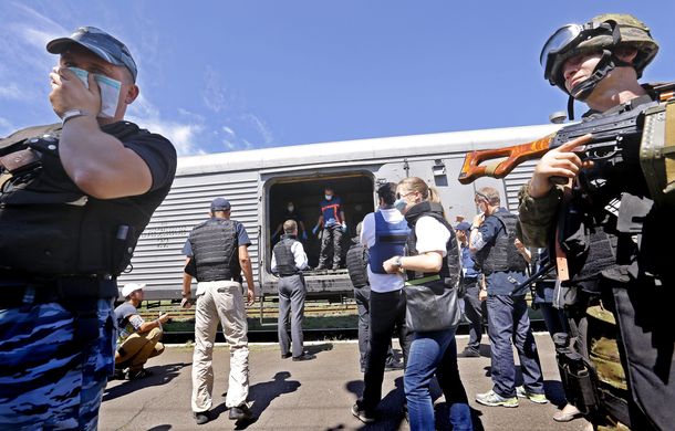 Los cuerpos del avión malasio pasan a manos de expertos internacionales