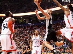 Ginóbili completó su ficha con un robo y una asistencia. (Frank Gunn/The Canadian Press via AP) Ginóbili completó su ficha con un robo y una asistencia. (Frank Gunn/The Canadian Press via AP)