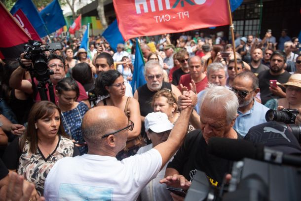 El PIT-CNT marchó en Montevideo en repudio a las medidas que tomó Javier Milei en Argentina.
