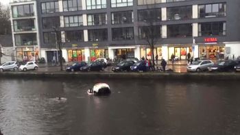 el dramatico rescate de una madre y su bebe que cayeron con un auto a un canal el dramatico rescate de una madre y su bebe que cayeron con un auto a un canal