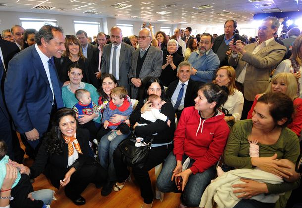 Scioli inauguró Lactarios en algunas sedes de la administración pública