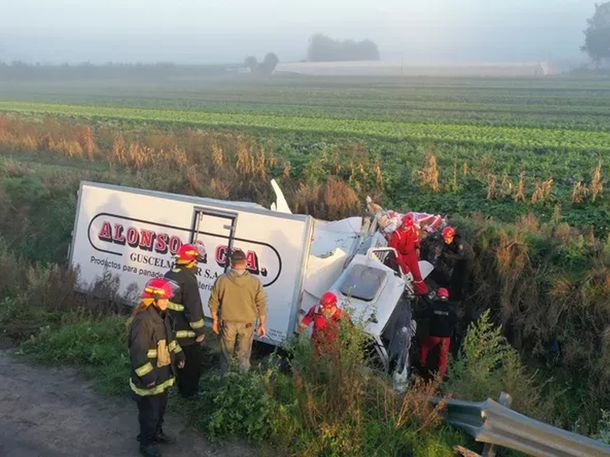 VIDEO Dramático rescate de un chofer que despistó con un camión en Mar del Plata