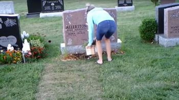 escracharon en un video a una mujer que robaba flores en un cementerio escracharon en un video a una mujer que robaba flores en un cementerio